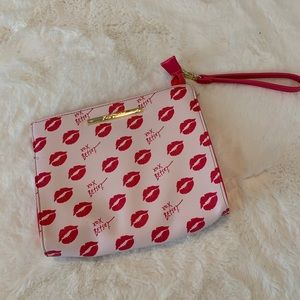 👄 Super cute Betsey Johnson Wristlet or Clutch 👄